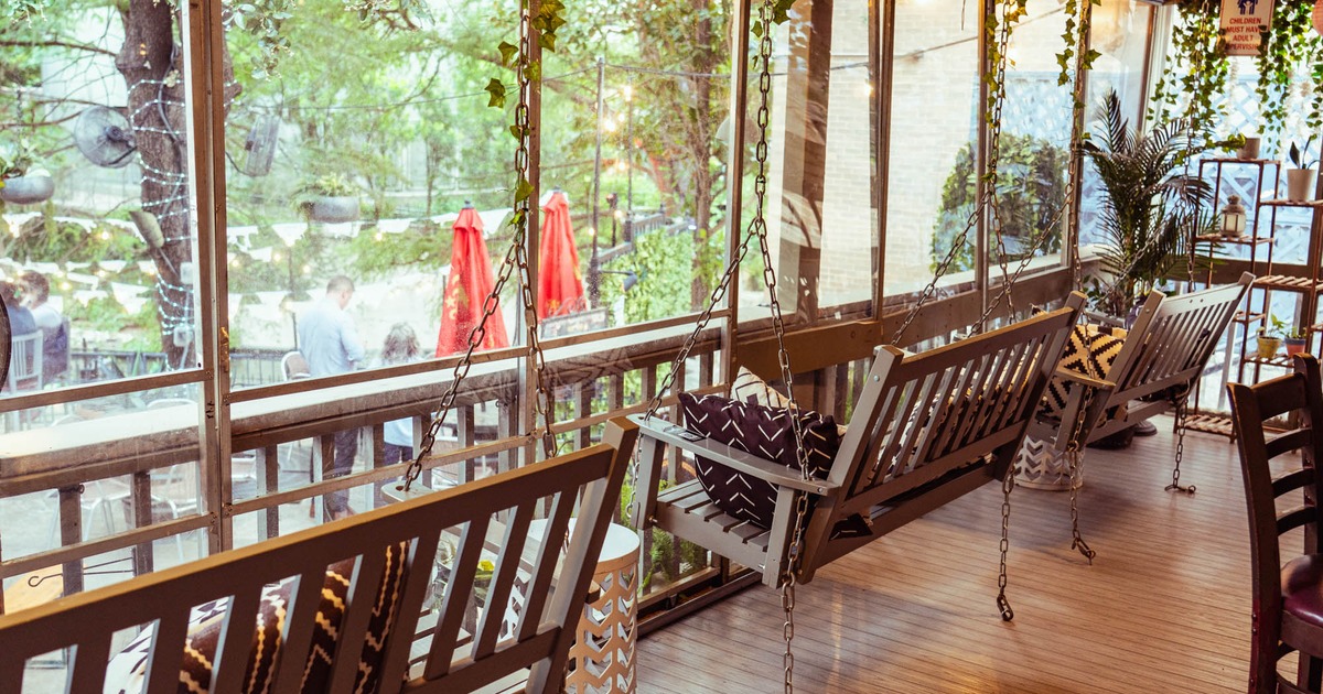 Rest benches placed next to large windows overlooking the courtyard