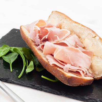Sandwich with ham and beurre sauce.