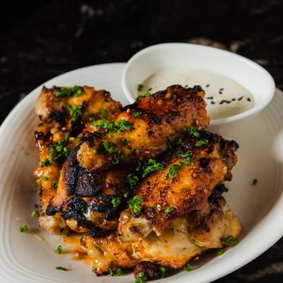 Woodfired chicken wings, with dip