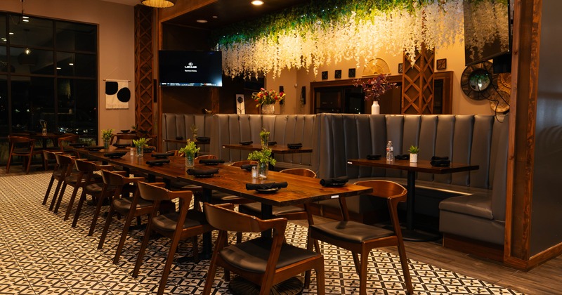 Interior, a long table with booths in the back