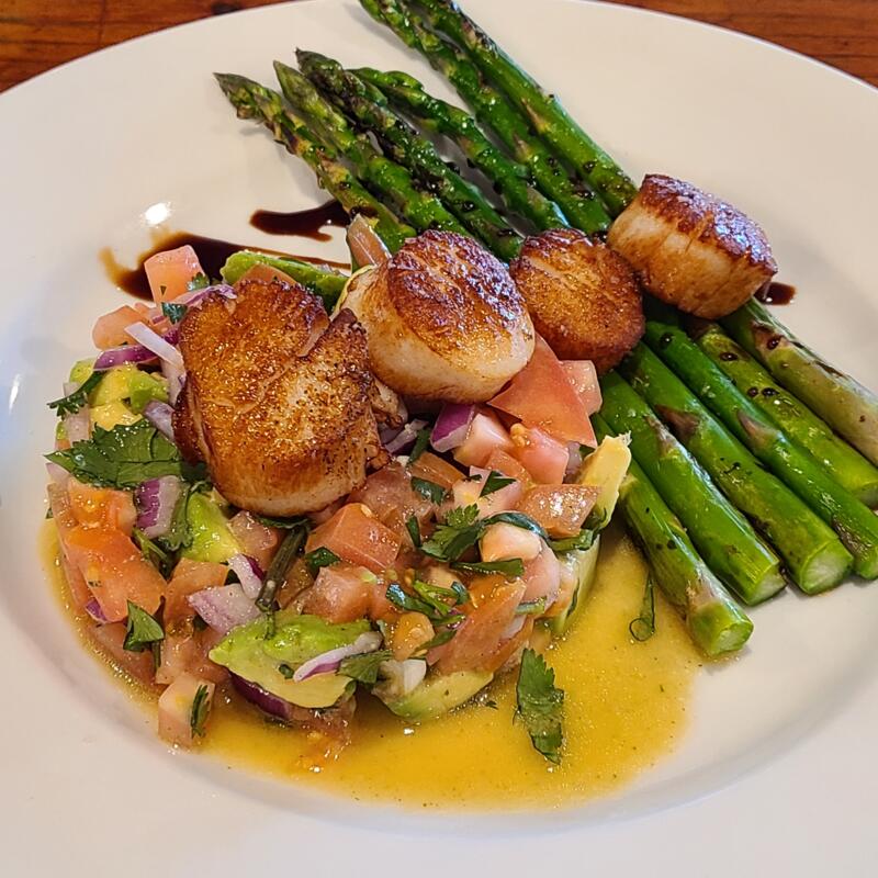 Capesante con Insalata di Avocado photo