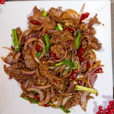 Spicy stir-fried beef with onions, chilies, and scallions.