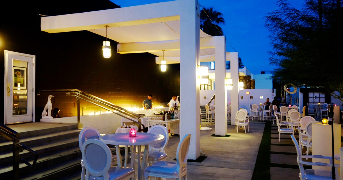 The restaurant's building at the evening