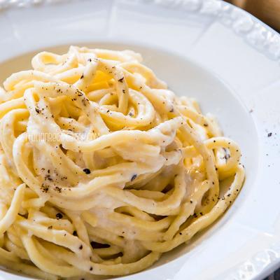 Spaghetti cacio e pepe with cracked pepper.