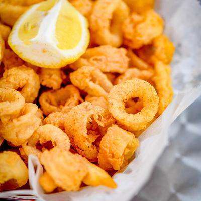 Fried calamari with lemon.