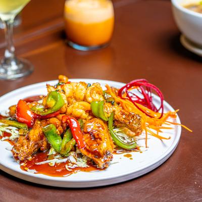 Foy Thoi Wings garnished with bell peppers and onions.