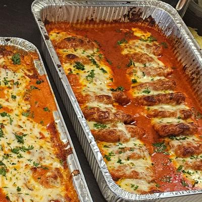 Chicken Parmesan catering dish.