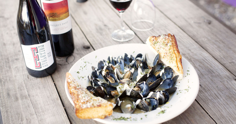 Mussels served with garlic bread
