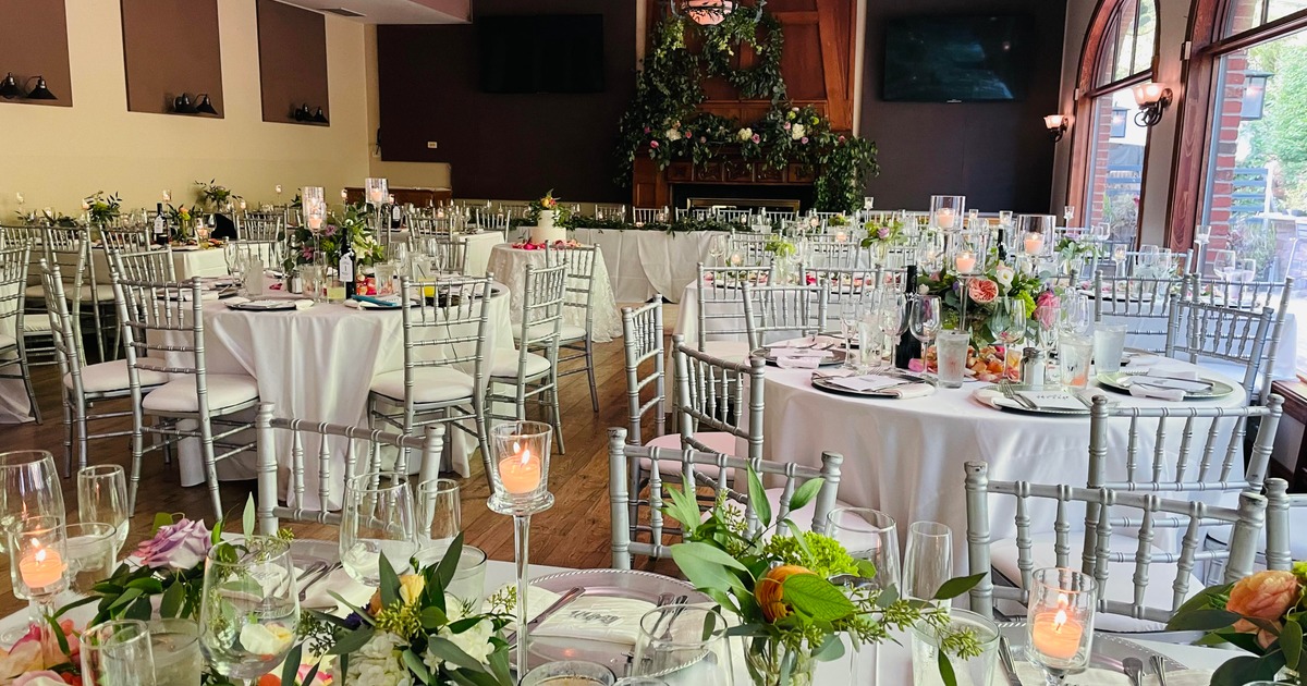 Round wedding tables, floral decorations