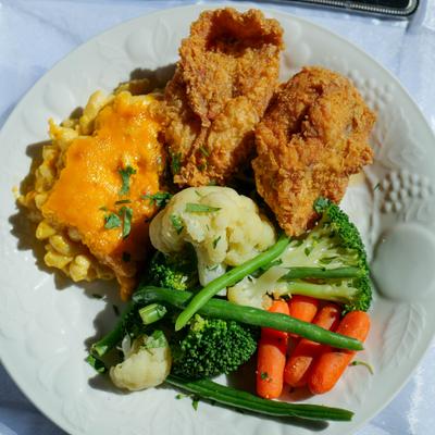 Southern fried chicken with mac and cheese and vegetables.