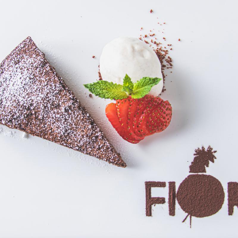 Torta Tenerina Al Cioccolato Con Gelato photo