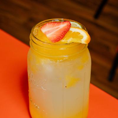 Limonada con mango with fruit slices.