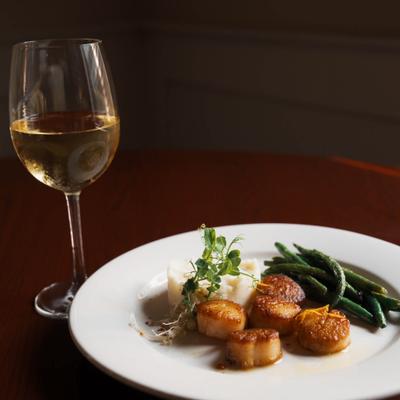 Seared scallops, with mashed potatoes, asparagus, and white wine.