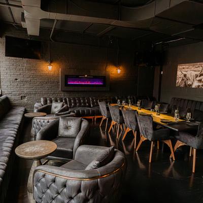 Diner table, chairs, arm chairs.