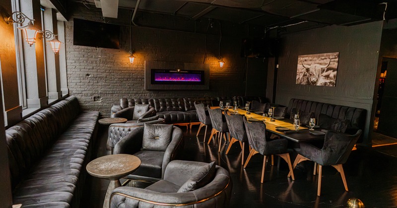 Diner table, chairs, arm chairs