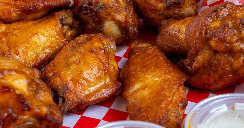 Chicken wings with dip