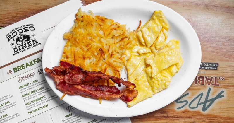 Omelet with bacon and grits