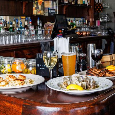 Asortiment of drinks and dishes served on the bar counter.