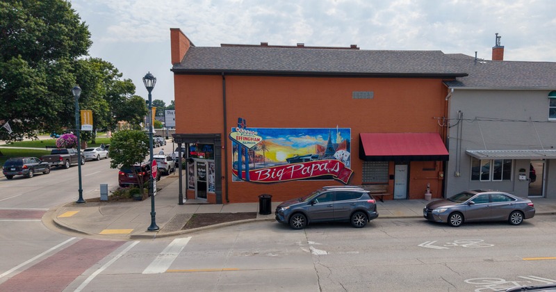 Exyerior, front view to restaurant and parking lot