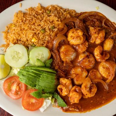 Shrimp and scallops in spicy sauce, with grilled onions, rice, and salad.