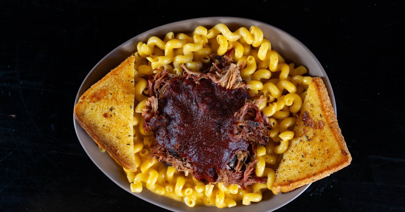 BBQ pulled pork macaroni and cheese