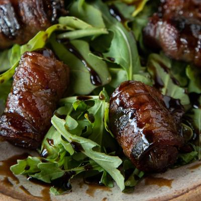Grilled meat and green salad
