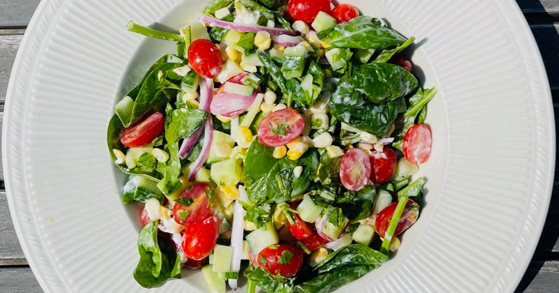 Mixed spinach and vegetables salad