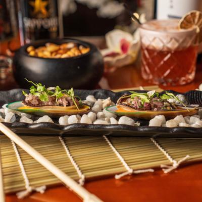 Choritos A La Chalaca, served with other dishes and drinks on the table.