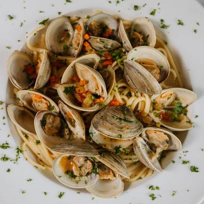 Clams and Linguine pasta, top view