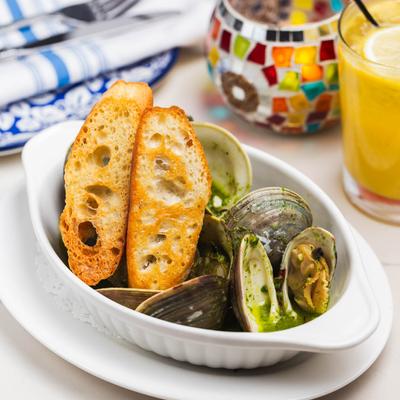 Clams with garlic bread.