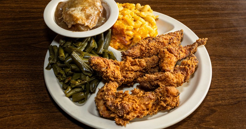 Crispy fried chicken with green beans and macaroni and cheese