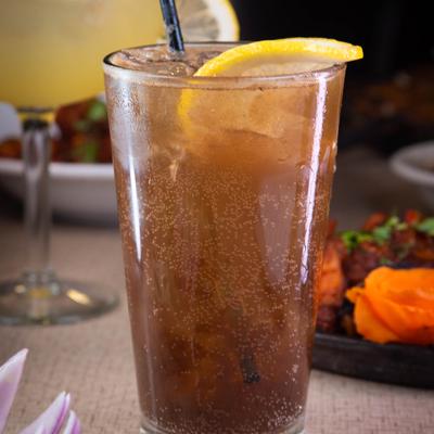 Long Island Iced tea garnished with a slice of lemon.