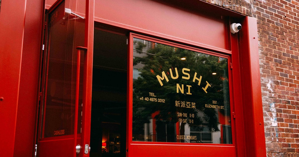 Red storefront window of Mushi Ni restaurant