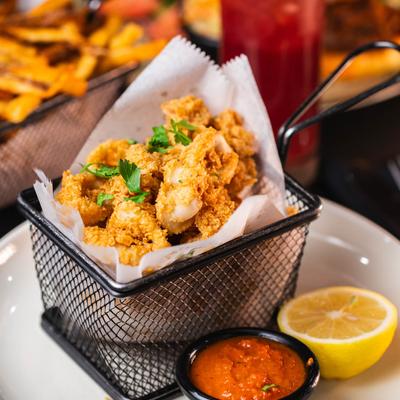 Fried calamari with lemon and sauce.