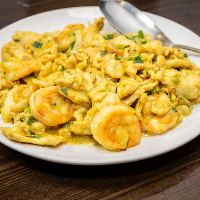 Curry Shrimp and Chicken with onion, scallion and coconut milk.