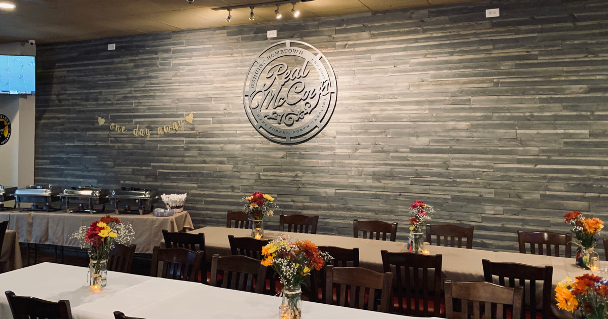 Buffet room with floral decoration on tables, ready to receive customers