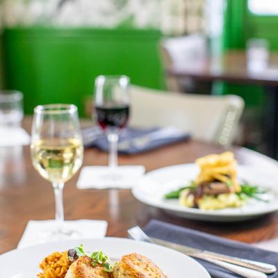 Crab cake with wine and short rib plate