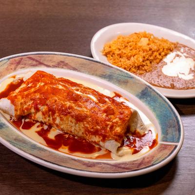 Burrito Chipotle served with rice and beans.