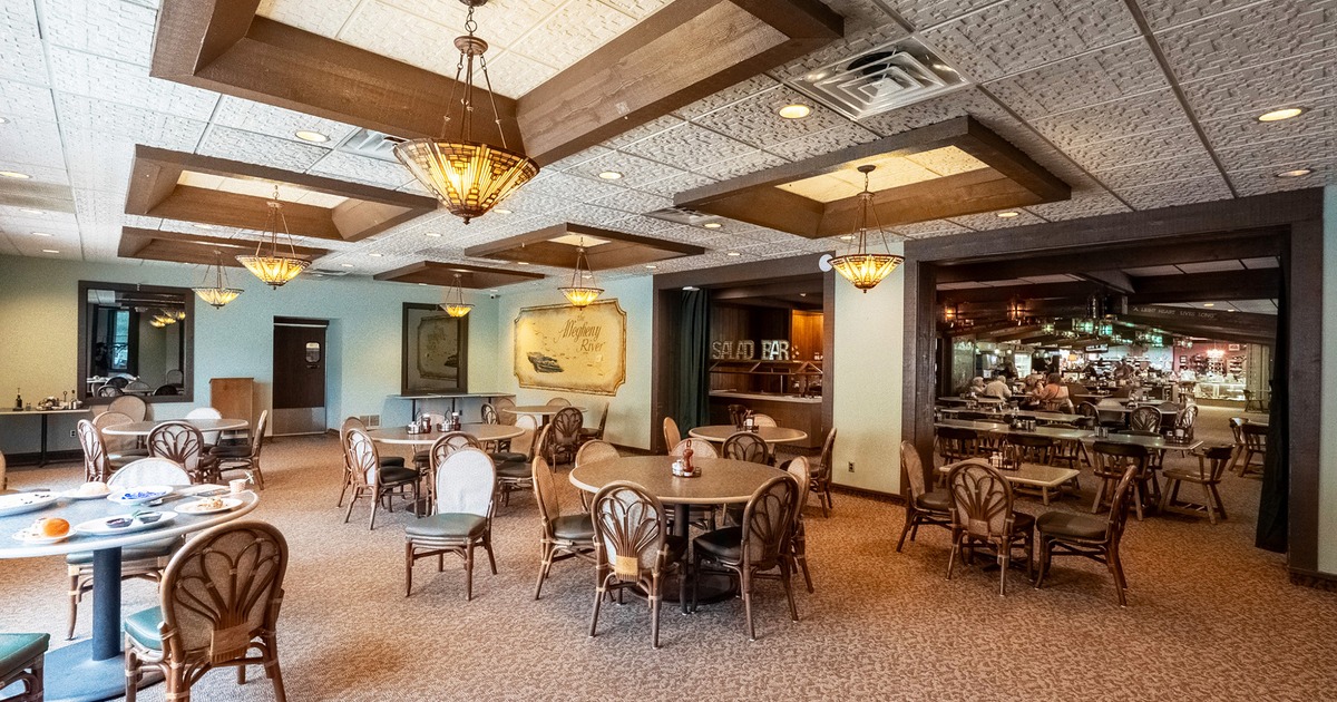 Cozy dining room perfect for any occasion