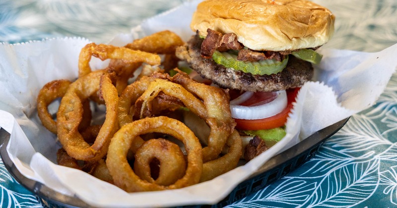 Hamburger with onion rings