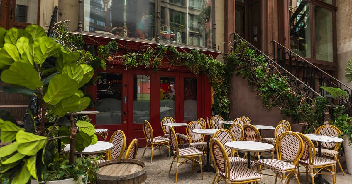 Exterior, patio, tables, armchairs