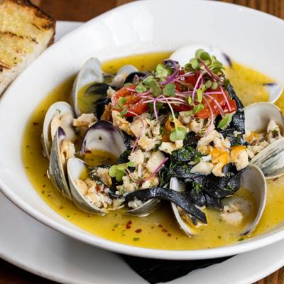 Linguine Neri con Le Vongole.