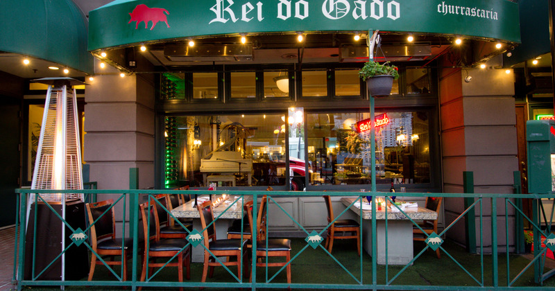 Entrance, tables and chairs
