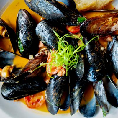 A dish of steamed mussels.