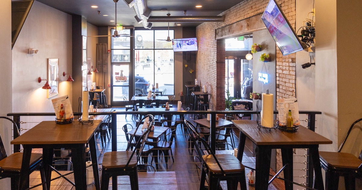 Interior, seating area with a look at the entrance