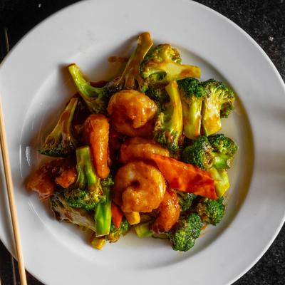 Shrimp with broccoli and teriyaki sauce.