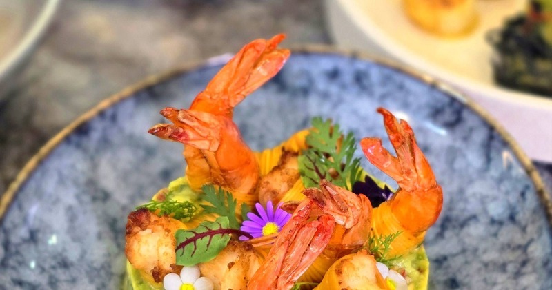 Shrimp appetizer with avocado and edible flowers