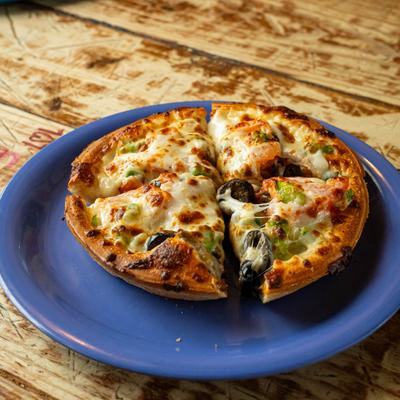 Veggie pizza on a blue plate.