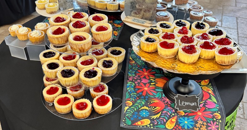 Different tipes of small desserts plated and served