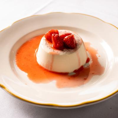 Gelatinous sweet cream dessert, with strawberries.
